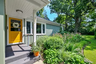431 Oakwood Dr, Geneva, IL 60134 - Photo 2