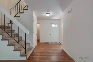 302 E Forest Knoll Dr, Palatine, IL 60074 - Photo 2