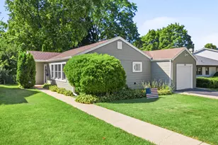 132 Walnut Ct, Mundelein, IL 60060 - Photo 1