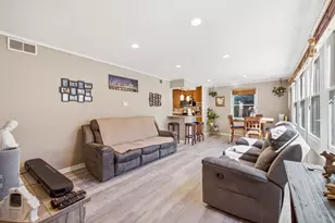 132 Walnut Ct, Mundelein, IL 60060 - Photo 2