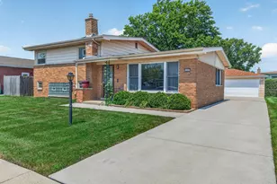 137 W Glengate Ave, Chicago Heights, IL 60411 - Photo 2