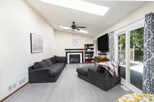 8 Raintree Ct, Cary, IL 60013 - Photo 2