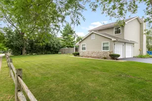300 Oakbrook Ct, Bartlett, IL 60103 - Photo 2