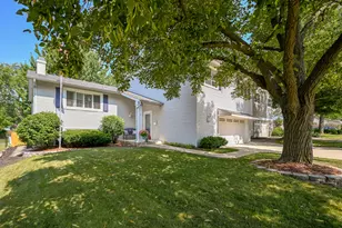 6930 Blue Flag Ave, Woodridge, IL 60517 - Photo 2