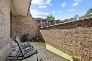 304 Kenneth Cir, Elgin, IL 60120 - Photo 2