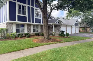 251 Coventry Cir, Vernon Hills, IL 60061 - Photo 2