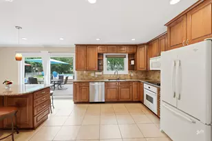 811 Spring Cove Dr, Schaumburg, IL 60193 - Photo 4