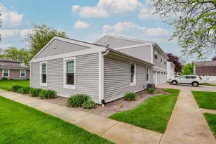 247 Sunset Ct, Vernon Hills, IL 60061 - Photo 4