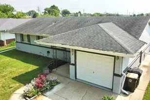 5 Wildwood Rd, Elk Grove Village, IL 60007 - Photo 2