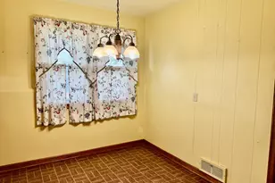 1021 7th St, Peru, IL 61354 - Photo 6
