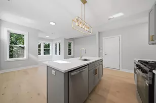 2442 W Wilson Ave, Chicago, IL 60625 - Photo 6