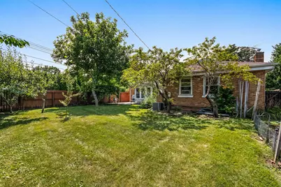 6815 N Tripp Avenue, Lincolnwood, IL 60712 - Photo 2