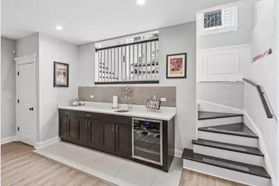 2109 W Sunnyside Avenue, Chicago, IL 60625 - Photo 4