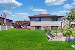 1809 Eaton Dr, Woodridge, IL 60517 - Photo 2