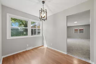 1520 Crestwood Ct, Aurora, IL 60506 - Photo 4