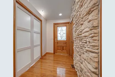 605 N Windsor Drive, Mount Prospect, IL 60056 - Photo 2