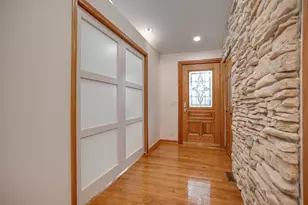 605 N Windsor Dr, Mount Prospect, IL 60056 - Photo 2