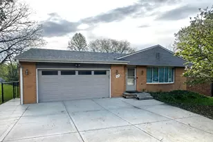 912 Shenandoah Ave, Rockford, IL 61108 - Photo 1