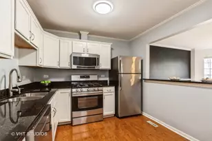 255 W Treehouse Ln, Round Lake, IL 60073 - Photo 6