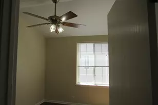 255 W Treehouse Ln, Round Lake, IL 60073 - Photo 14