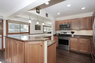 130 Westview St, Hoffman Estates, IL 60169 - Photo 2