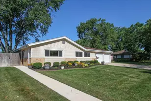 130 Westview St, Hoffman Estates, IL 60169 - Photo 1