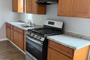 557 Oak St, Waukegan, IL 60085 - Photo 4