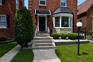 8228 S Paxton Ave, Chicago, IL 60617 - Photo 2
