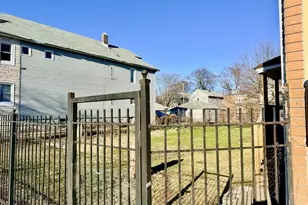 8757 S Marquette Ave, Chicago, IL 60617 - Photo 4