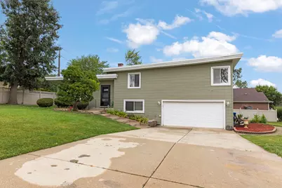8230 W 85th Street, Hickory Hills, IL 60457 - Photo 2