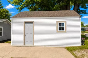 204 16th Ave, Sterling, IL 61081 - Photo 6
