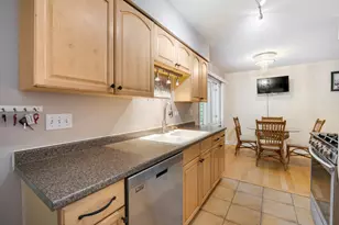 1095 Hickory Ln, Elk Grove Village, IL 60007 - Photo 8