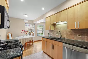 334 Plumwood Ct, Vernon Hills, IL 60061 - Photo 8