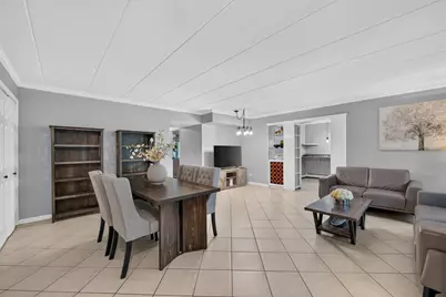 816 W Saint James Street #1W, Arlington Heights, IL 60005 - Photo 2