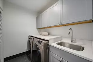 257 E Delaware Pl, Chicago, IL 60611 - Photo 38