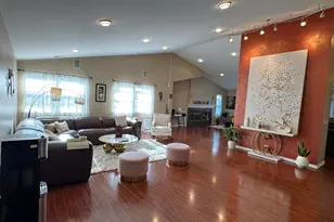 587 Saddlebrook Ln, Vernon Hills, IL 60061 - Photo 2