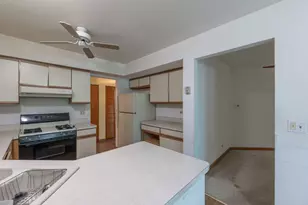 80 Kingsport Dr, South Elgin, IL 60177 - Photo 8