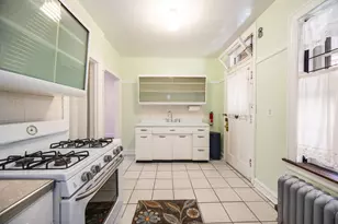 2430 W Greenleaf Ave, Chicago, IL 60645 - Photo 6