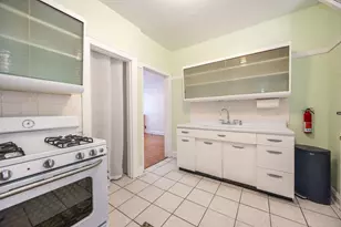 2430 W Greenleaf Ave, Chicago, IL 60645 - Photo 8