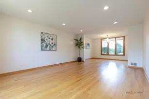 810 Edgemere Rd, Buffalo Grove, IL 60089 - Photo 4