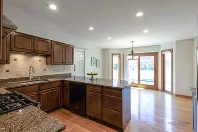 810 Edgemere Road, Buffalo Grove, IL 60089 - Photo 8