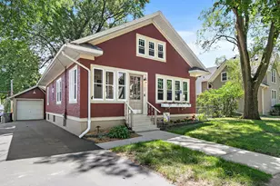 909 Augusta Ave, Elgin, IL 60120 - Photo 2