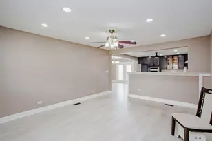 720 Durham Ln, Hoffman Estates, IL 60169 - Photo 4