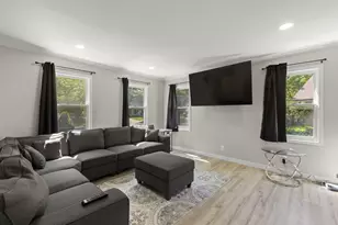 972 Westgate Dr, Aurora, IL 60506 - Photo 2