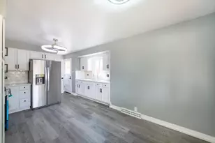 1015 W Victoria Ave, Berkeley, IL 60163 - Photo 6