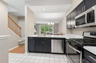 1479 Walnut Hill Ave, Saint Charles, IL 60174 - Photo 4