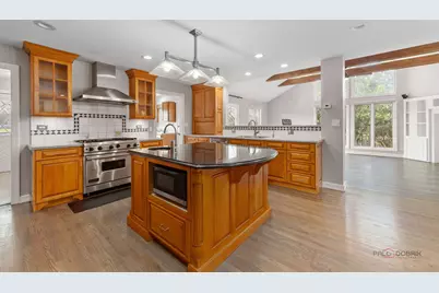 2326 W Weathersfield Way, Schaumburg, IL 60193 - Photo 8