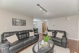 228 Brookside Ln, Willowbrook, IL 60527 - Photo 4