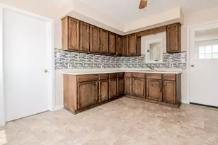 236 W Johnson St, Utica, IL 61373 - Photo 8