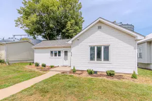 236 W Johnson St, Utica, IL 61373 - Photo 2